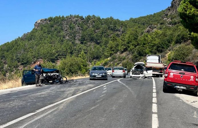 Gazipaşa'da 2 otomobil kafa kafaya çarpıştı: 4 yaralı