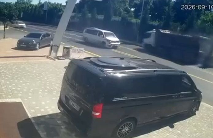 Kamyonun fırlayan tekerleği tabelaya çarptı