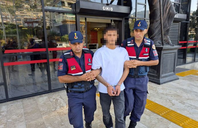Polise silah doğrultan şüpheli tutuklandı