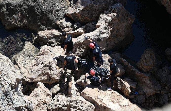 Dünden beri aranan kadın, falezlerde ölü bulundu