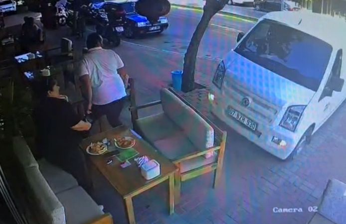 Kafede oturanlara hafif ticari araç çarptı; 1 yaralı