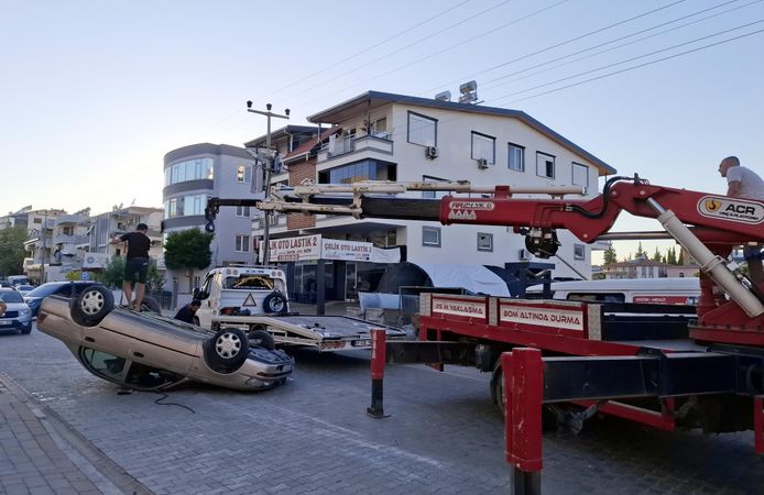 Gazipaşa'da kamyonetle çarpışan otomobil takla attı