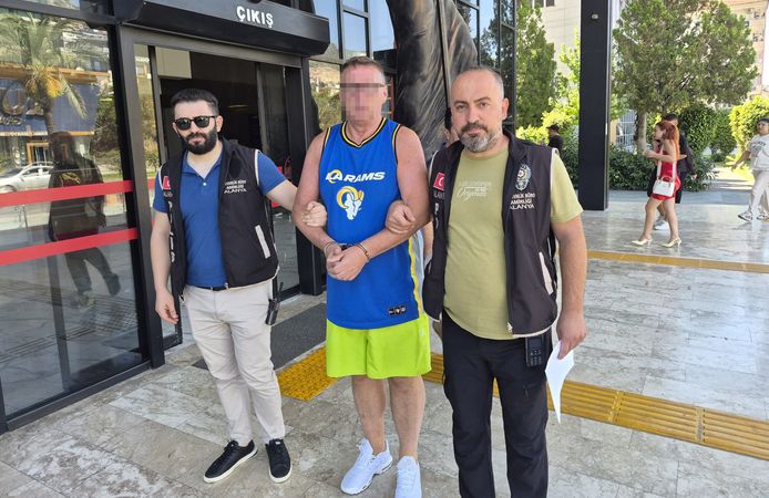 Otel personeliyle tartışıp, Türk bayrağına tüküren İngiliz turist tutuklandı