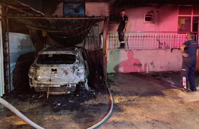 Antalya Serik'te garajdaki otomobil yandı, alevler eve sıçradı