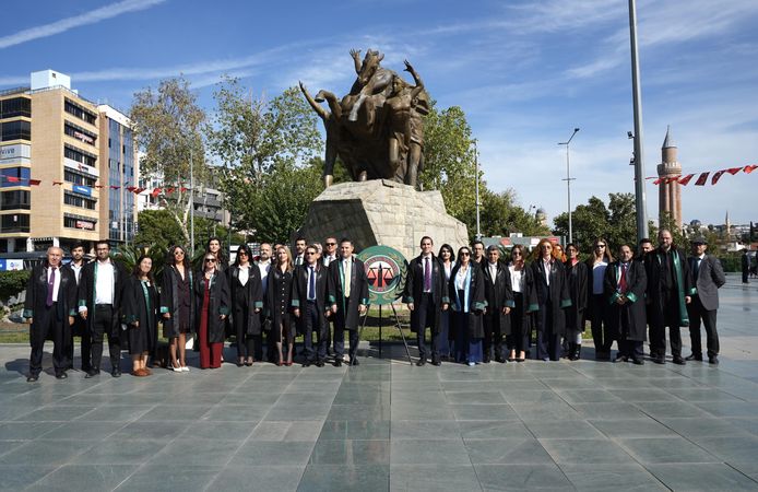Antalya Barosu'nda yeni dönem Atatürk Anıtı'na çelenkle başladı
