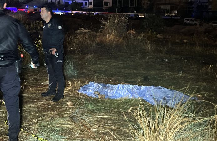 Antalya'da hortum konteynerleri parçaladı, kule vinci devirdi: 4 ölü, 1 yaralı