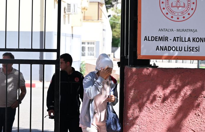 Antalya'da okulda mahsur kalan kadın kurtarıldı