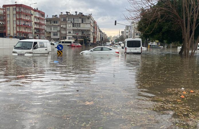 Antalya'da sağanak yağış alarmı: Meteorolojiden hortum ve sel uyarısı