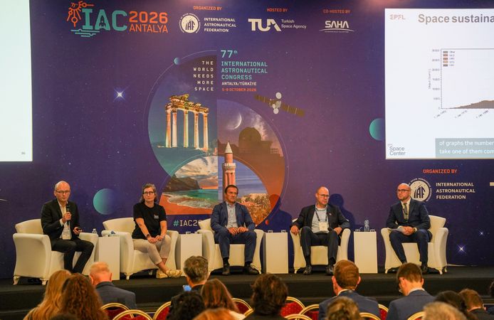 Antalya'da uzay enkazının azaltılması ve uyduların güvenilirliğinin artırılması ele alındı