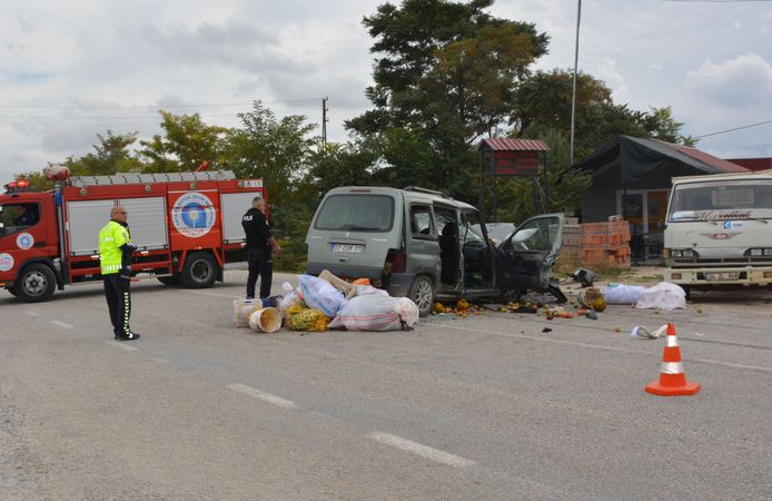 Kamyonet ile hafif ticari araç çarpıştı: 1 ölü, 2 yaralı