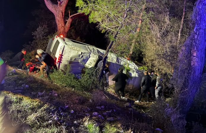 Minibüs şarampole devrildi: 15 yaralı