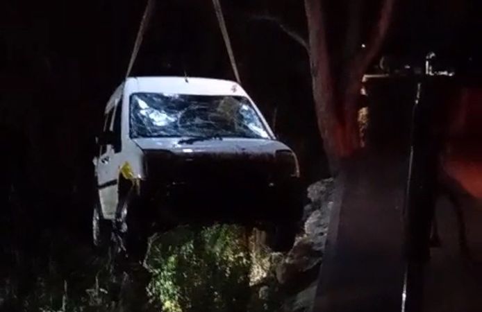 Sulama kanalına düşen araçta mahsur kalan 2 kişi kurtarıldı
