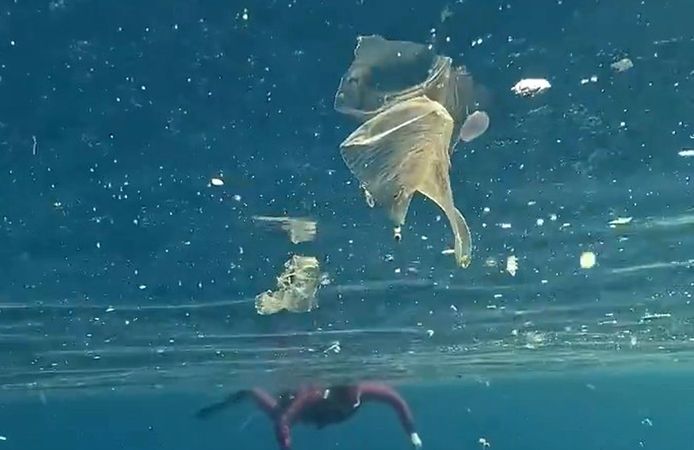 Yağışlar sonrası denizdeki plastik kirliliği kamerada