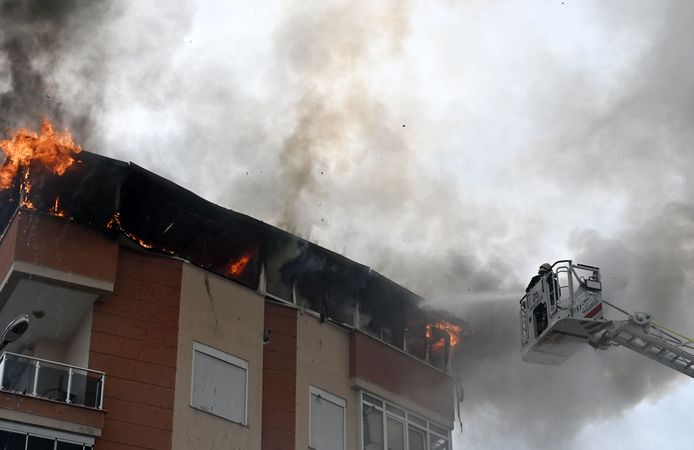 Yangında daire kullanılamaz hale geldi