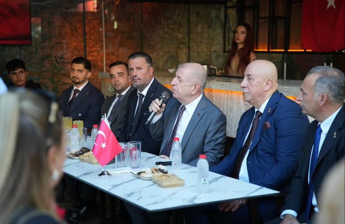Ümit Özdağ Alanya’da gençler ve esnafla buluştu