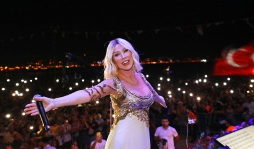 Ünlü sanatçı Seda Sayan Alanya'da konser verdi