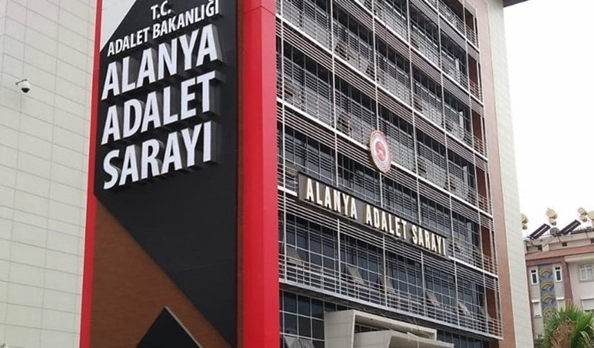 Alanya'da parkta tartıştığı arkadaşını bıçakladı
