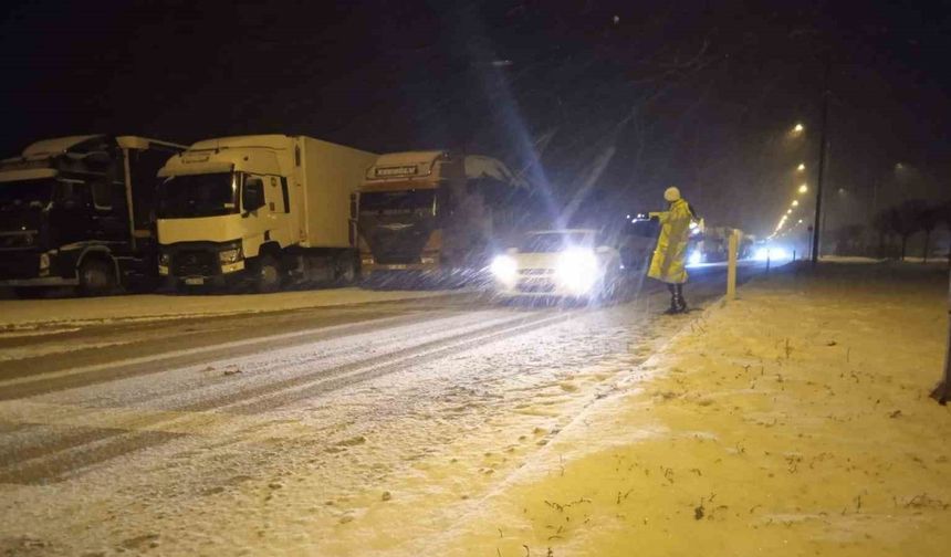 Afyonkarahisar-Antalya Kara Yolu yoğun kar yağışı nedeniyle tır geçişine kapatıldı