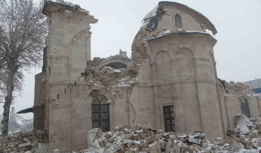 Tarihi cami depremde yıkıldı