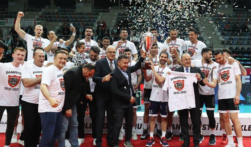 Alanya Belediyespor şampiyonluk kupasını aldı