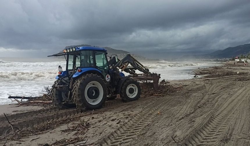 Yağış sonrası Alanya sahilleri temizleniyor