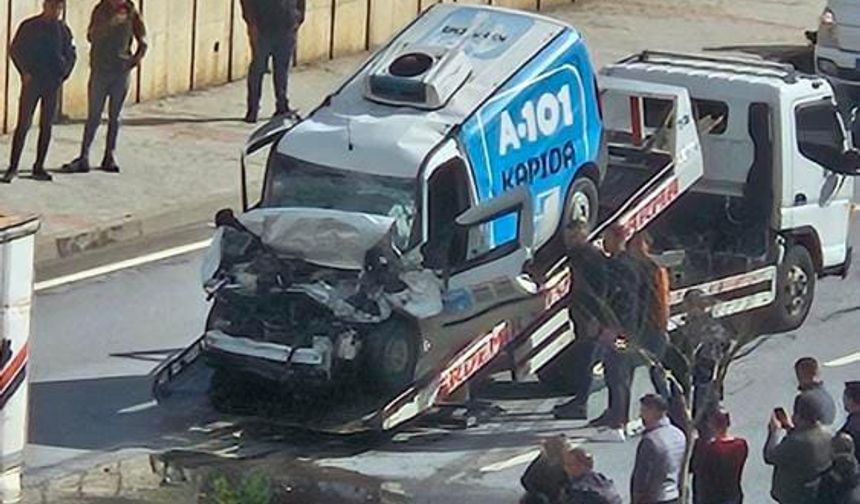 Alanya'da ticari araç ve kamyon çarpıştı! 1 yaralı