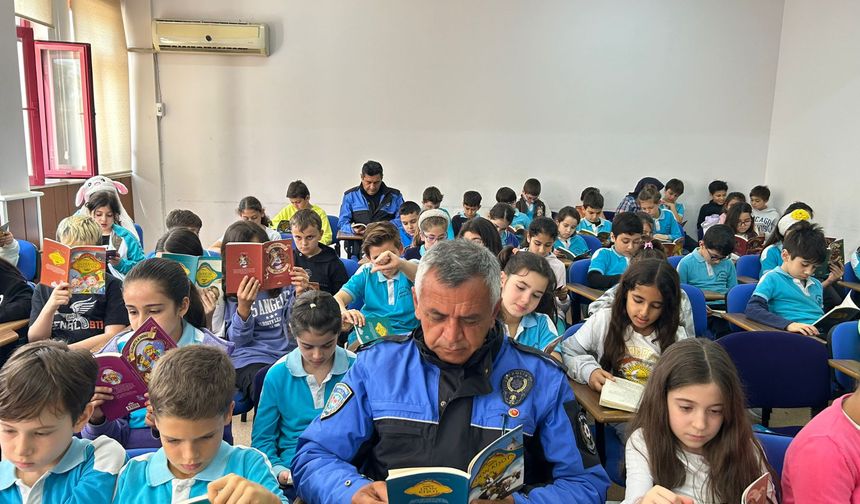 Antalya'da kitap okuma etkinliği