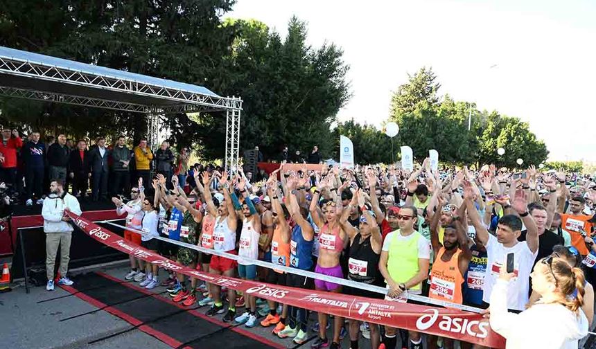 19. Antalya Maratonu Runtalya koşusu yapıldı
