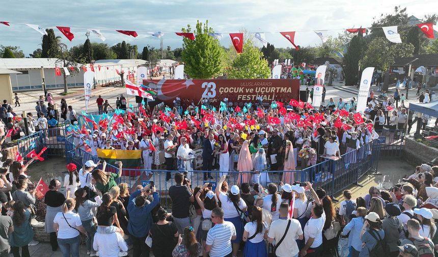 Antalya'da 23 Nisan Çocuk ve Uçurtma Festivali sürüyor