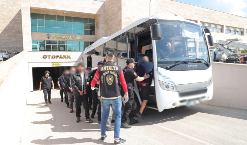 Antalya'da aranan 135 şahıs yakalandı