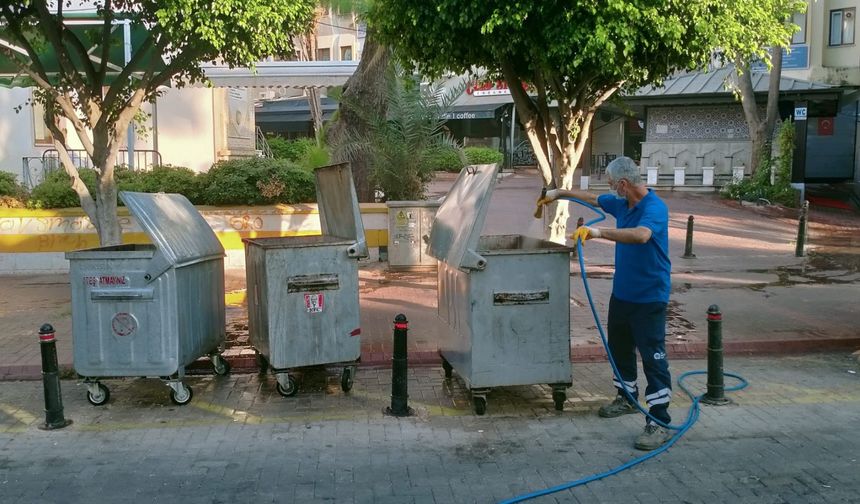 Antalya Büyükşehir’in sinek timleri Alanya sokaklarında