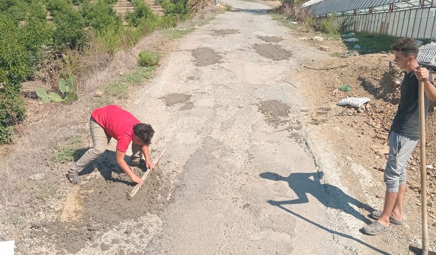 Alanya'da vatandaşlar bakımsız yollarını kendi imkânlarıyla onarıyor