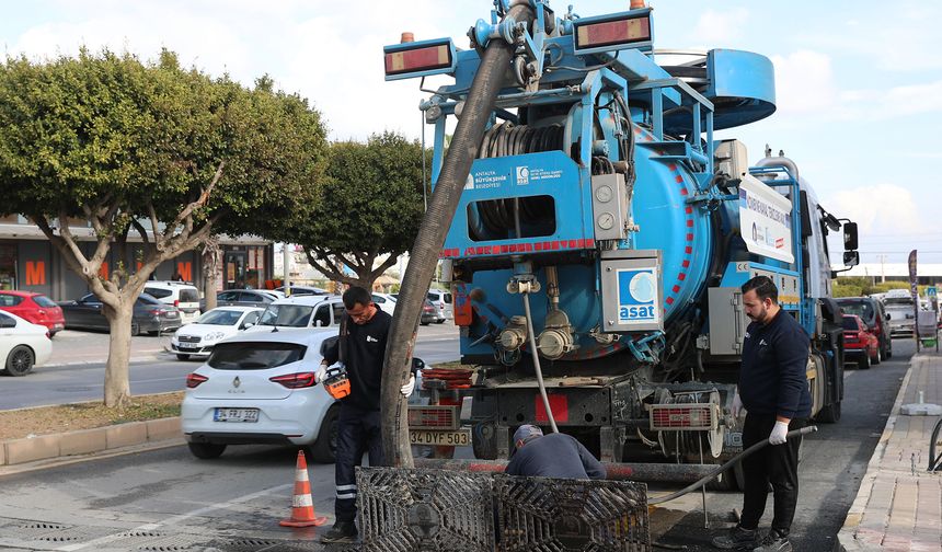 Antalya'da mazgal temizliği çalışmalarını sürdürüyor