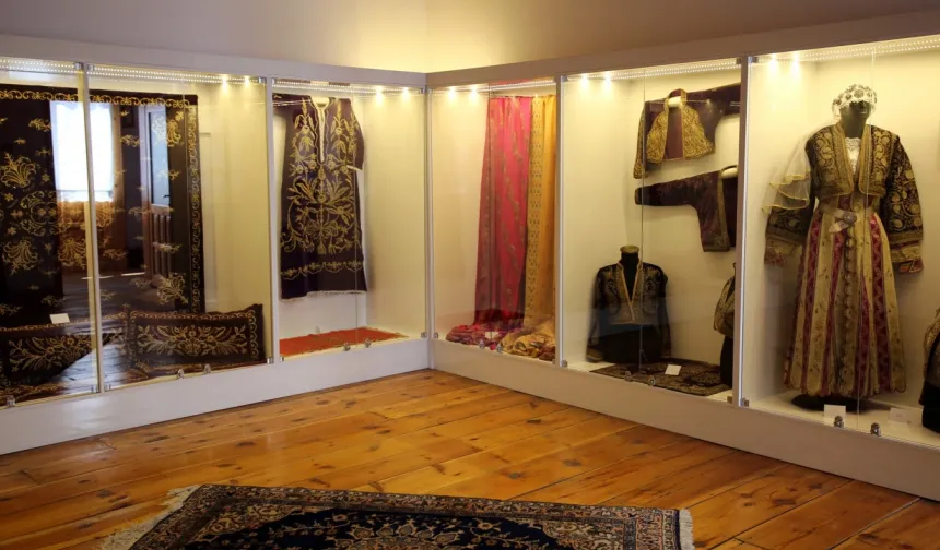 150 yıllık kıyafetler göz kamaştırıyor