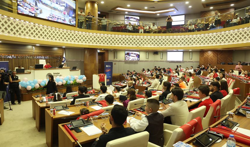 Antalya'da meclis salonu çocuk sesleriyle şenlendi