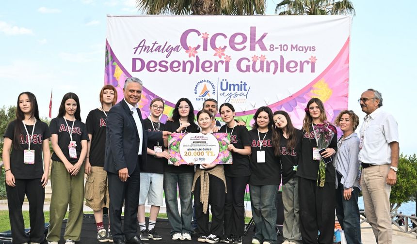 Antalya çiçeklerle açık hava galerisine döndü