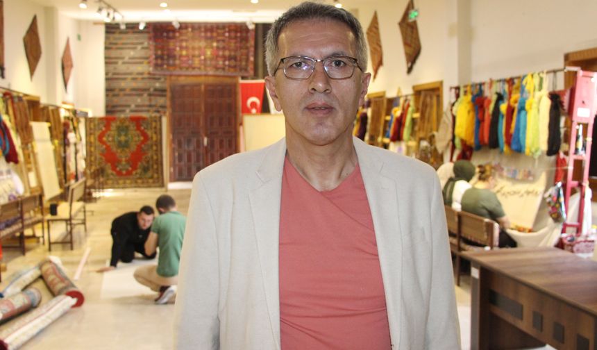 Çerçeve boyutunda minyatür halı, 7 bin 575 ilmekle dokunuyor