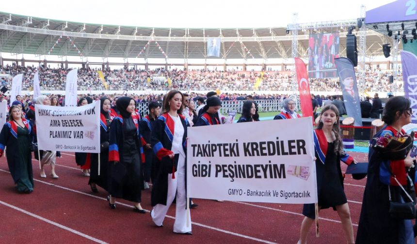 MAKÜ'de mezuniyet coşkusu
