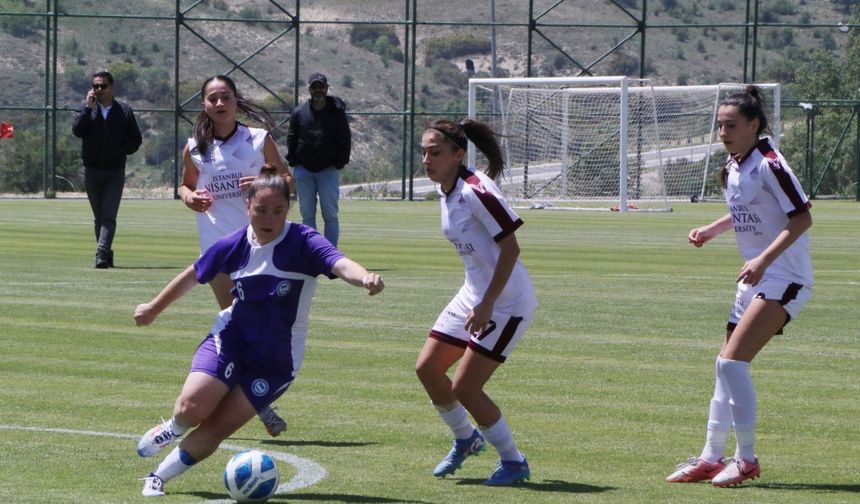 Üniversiteler arası kadın futbolunda Nişantaşı şampiyon oldu