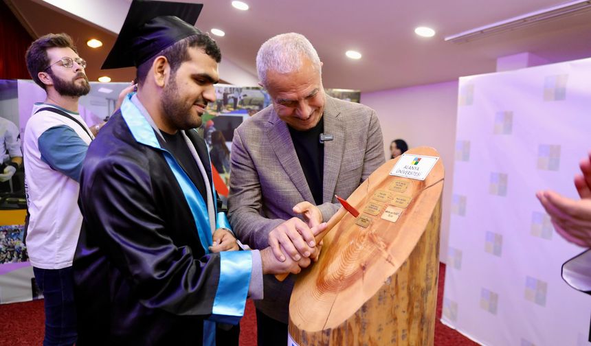 Alanya Üniversitesi’nde mezuniyet coşkusu: 129 Genç geleceğe uğurlandı