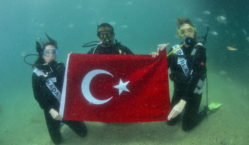 Kraliçe adayları deniz altını keşfetti