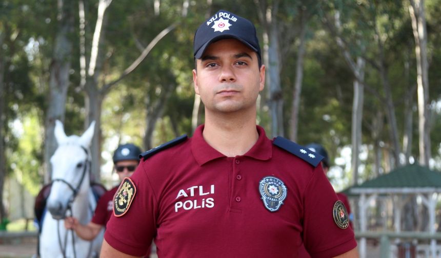 Antalya'da sahilde atlı polisler devriyede