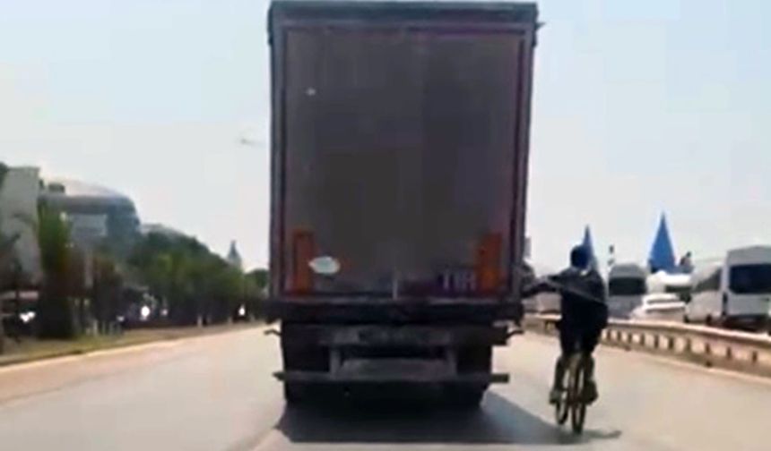 Alanya'da tehlikeli yolculuk: TIR'ın arkasına tutunan bisikletliler