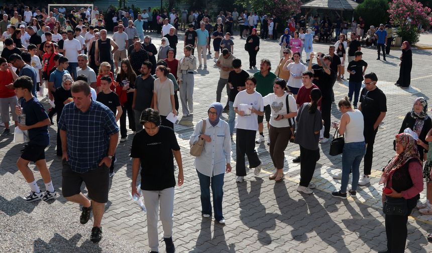 Antalya'da LGS heyecanı; çocuklar salonda, aileler dışarda terledi