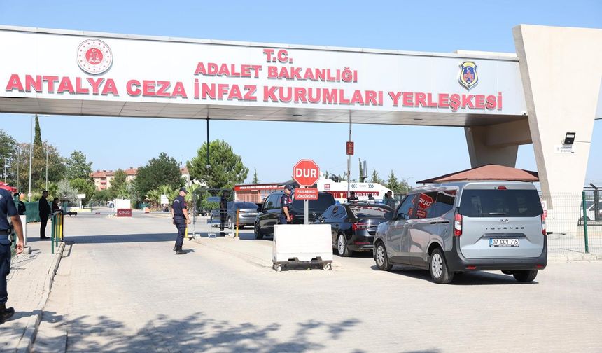 Özgür Özel cezaevinde Muhittin Böcek'i ziyaret etti