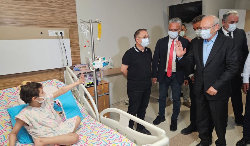 Antalya'da Kılıçdaroğlu, lösemili Aylin'i hastanede ziyaret etti