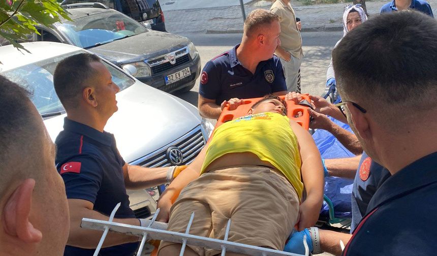 Bacağına demir korkuluk saplanan çocuk hastanelik oldu