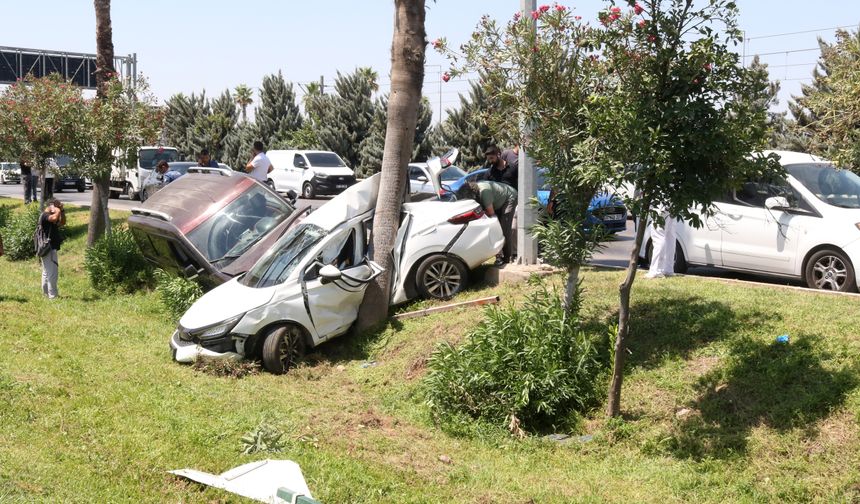 Hafif ticari aracıyla 3 otomobile ve sivil polis aracına çarptı: 2 polis yaralı