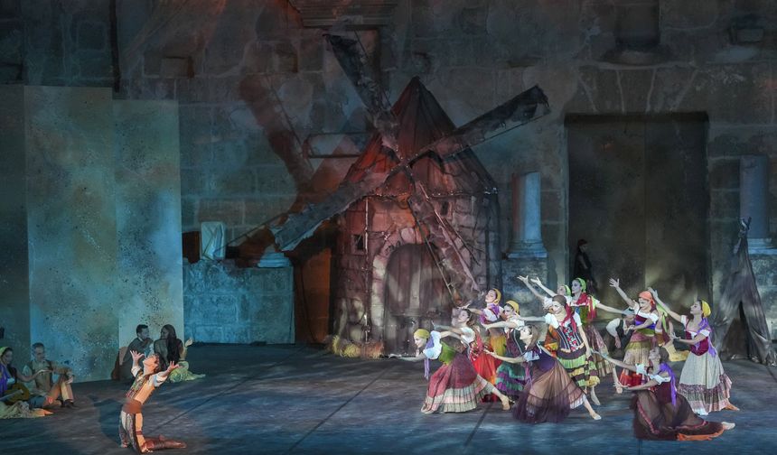Aspendos'ta Don Kişot gecesi