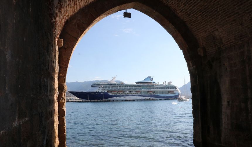 Alanya'da kruvaziyer trafiği sürüyor